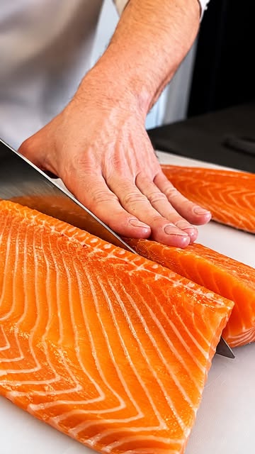 Corte de salmón a mano